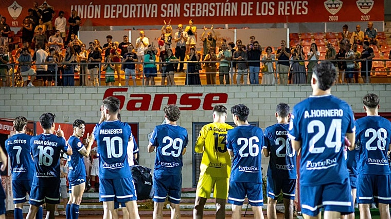Los jugadores del CD Toledo saludan a la afición al término del partido