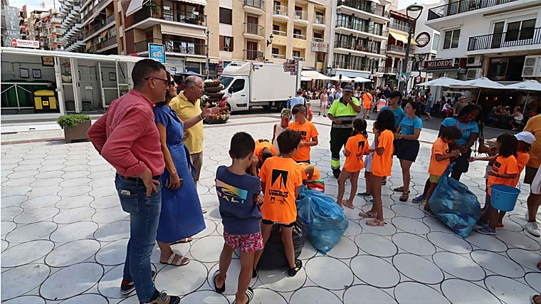 Un grupo de niños en la visita al ecoparque móvil, junto a varios concejales de Benidorm