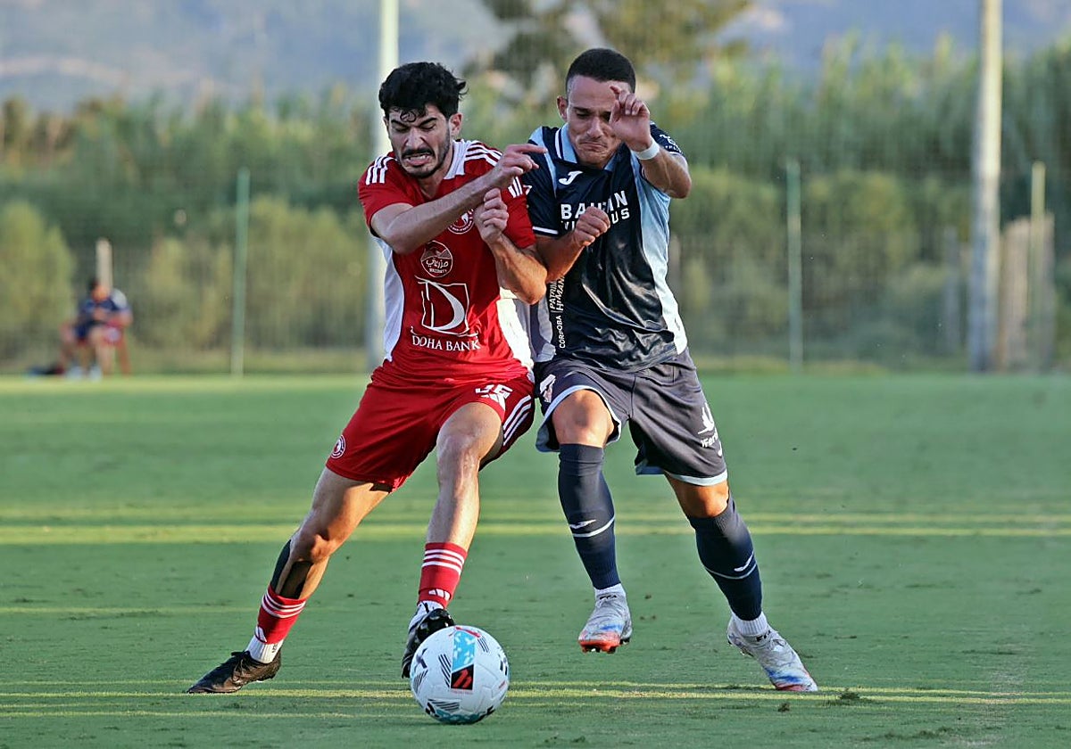 Diego Bri pugna por el balón con un rival del Al Arabi SC