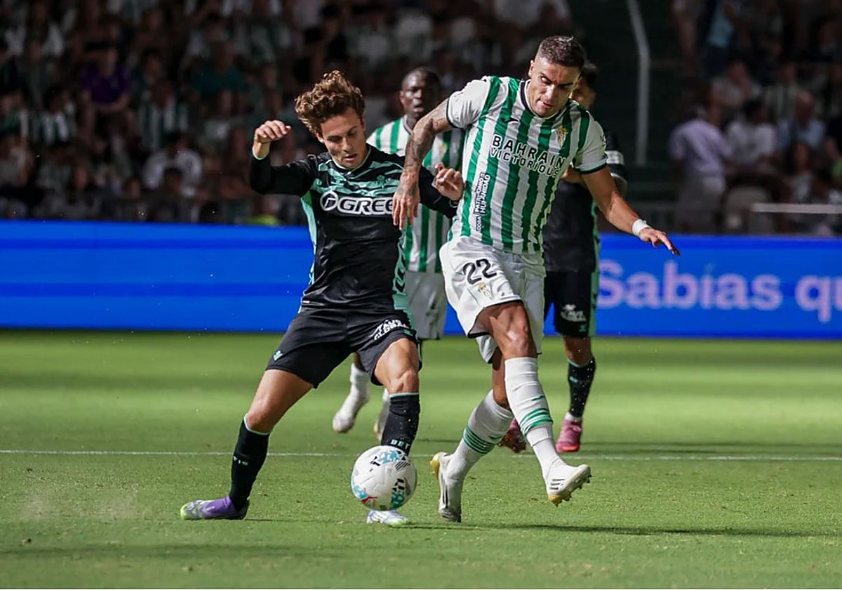 Carlos Isaac conduce el balón en el partido amistoso ante el Betis