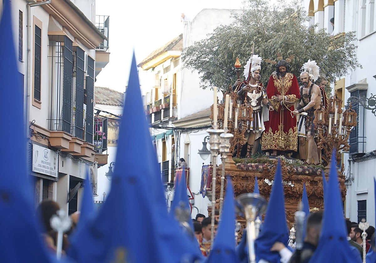 Nazarenos de la hermandad del Prendimiento, ante el paso de misterio, el Martes Santo