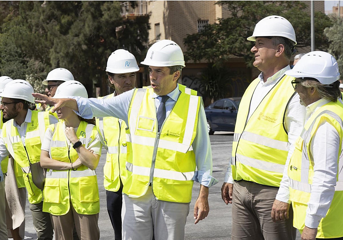 El presidente de la Generalitat Valenciana, Carlos Mazón, en una visita a unas obras en Alicante