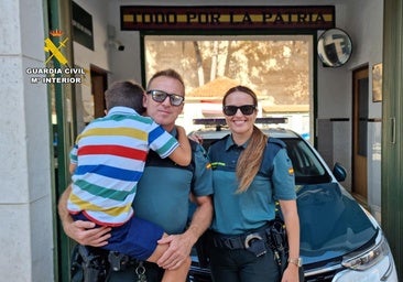 El abrazo entrañable de un niño al guardia civil que le salvó la vida cuando se ahogaba inconsciente en una piscina