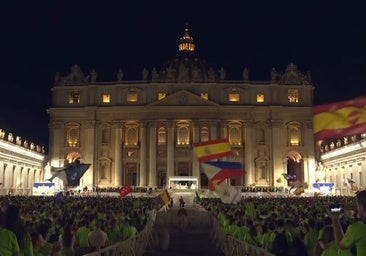 Miles de jóvenes españoles ante la basílica de San Pedro del Vaticano