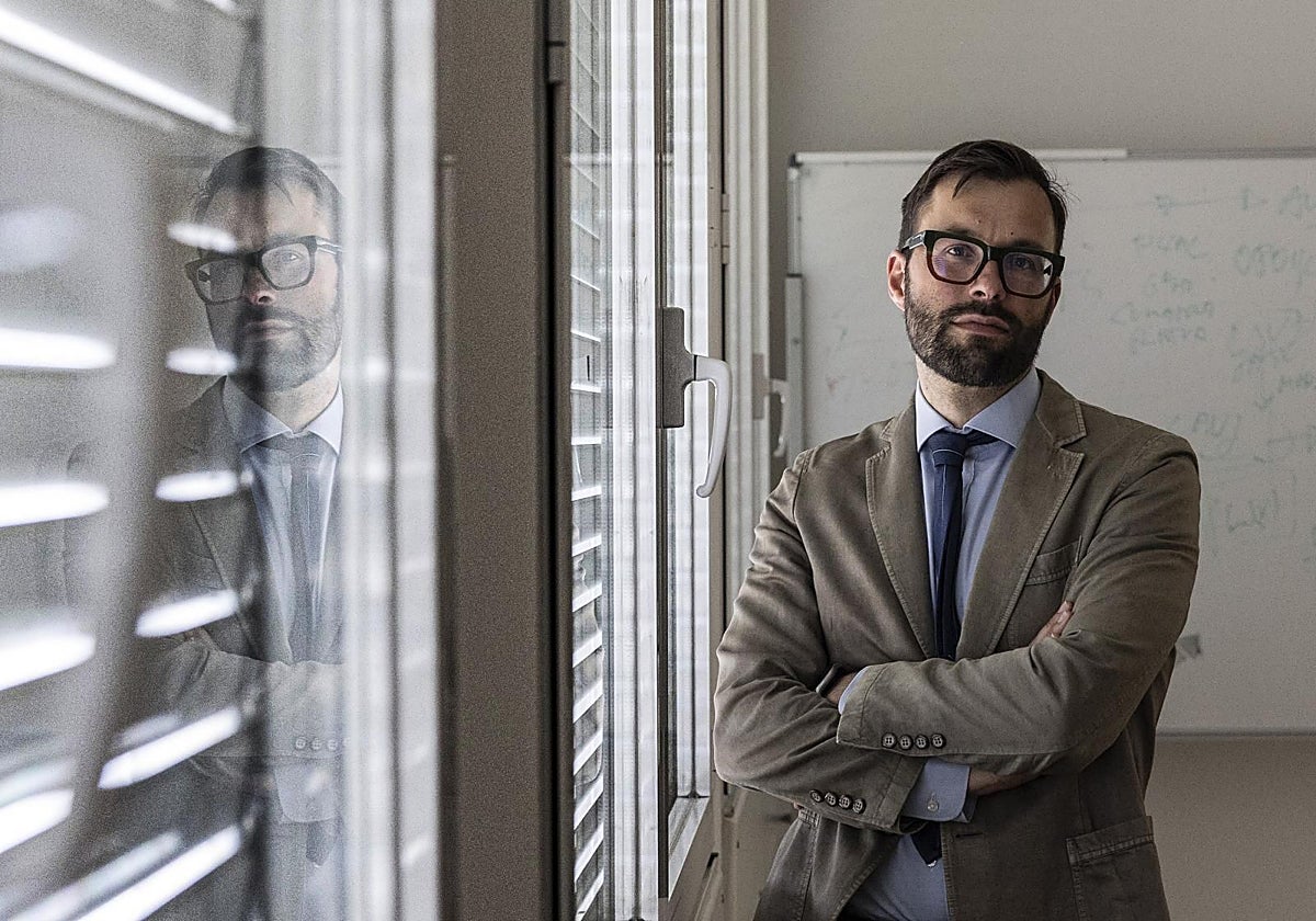 Servando Caíño, en la sede de la Fiscalía Provincial de Pontevedra, durante la entrevista