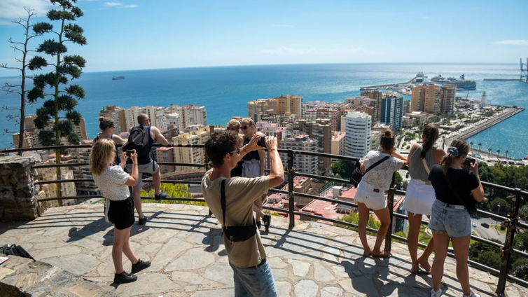 La Costa del Sol recorta cuatro puntos de ocupación en agosto y alerta de un turista que gasta menos