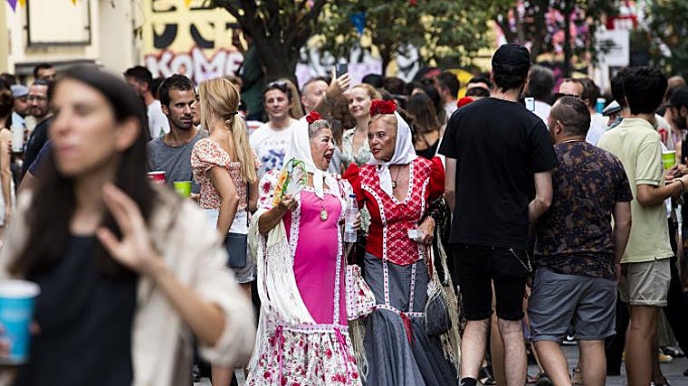 Dos chulapas en las fiestas de San Cayetano 2024