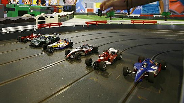 Seis coches eléctricos corriendo en un circuito