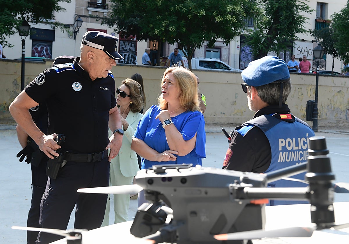 La vicealcaldesa de Madrid, Inma Sanz, junto a efectivos de la Policía Municipal