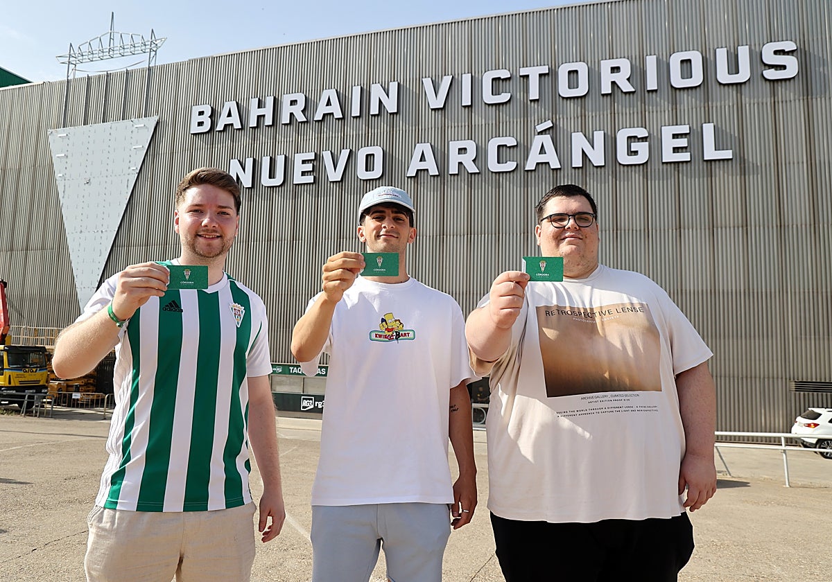 Tres aficionados del Córdoba CF durante la fase 1 de la campaña de abonados