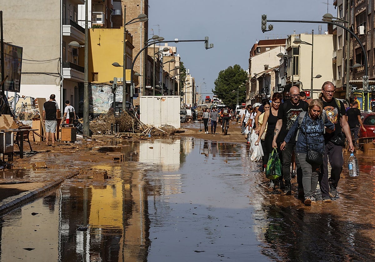 Imagen de voluntarios ayudando entre el barro en la pedanía de la Torre, Valencia
