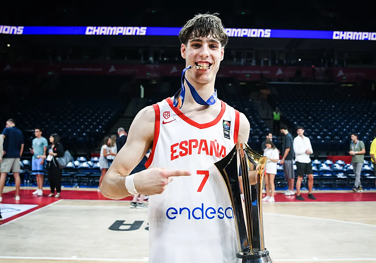 Guillermo Del Pino con el trofeo y la medalla tras la final ante Francia