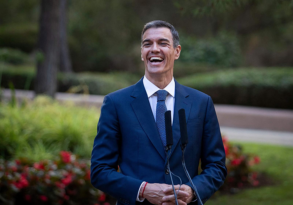 Pedro Sánchez, presidente del Gobierno, atendiendo a la prensa en Mallorca tras verse con el Rey