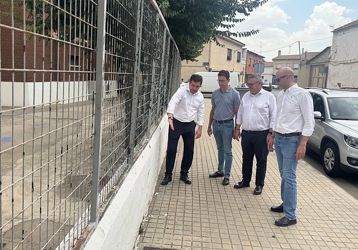 Santiago Lucas-Torres durante una visita al municipio acompañado del alcalde Miguel Ángel Valverde