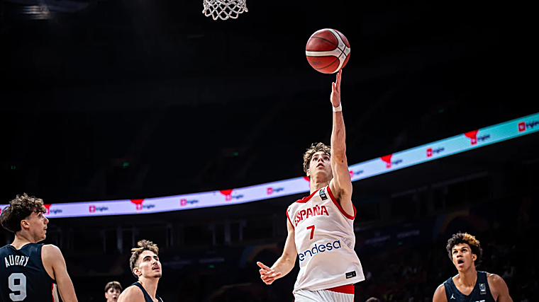 Del Pino realizando una bandeja en la final del Eurobasket Sub-18