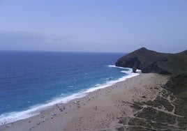 Vista de la playa de Los Muertos en Carboneras