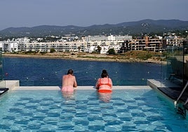 Muere un turista portugués tras caerse de un balcón en un hotel de Ibiza