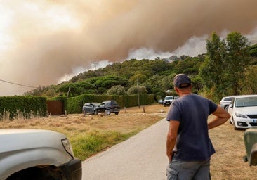Evacuados hoteles, campings, chiringuitos y 5.000 vehículos por el incendio de Tarifa