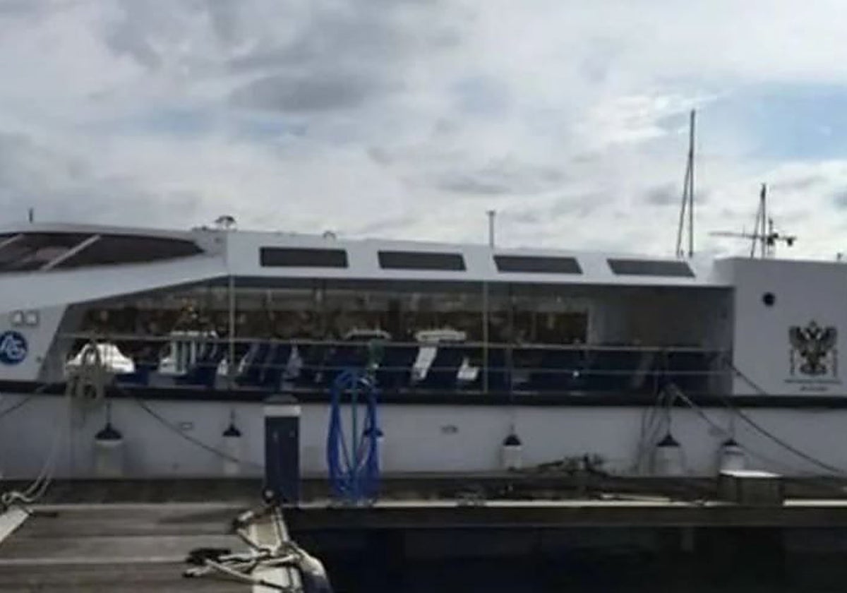 El barco propiedad de la Diputación de Toledo, en el puerto de Ribadeo (Lugo)