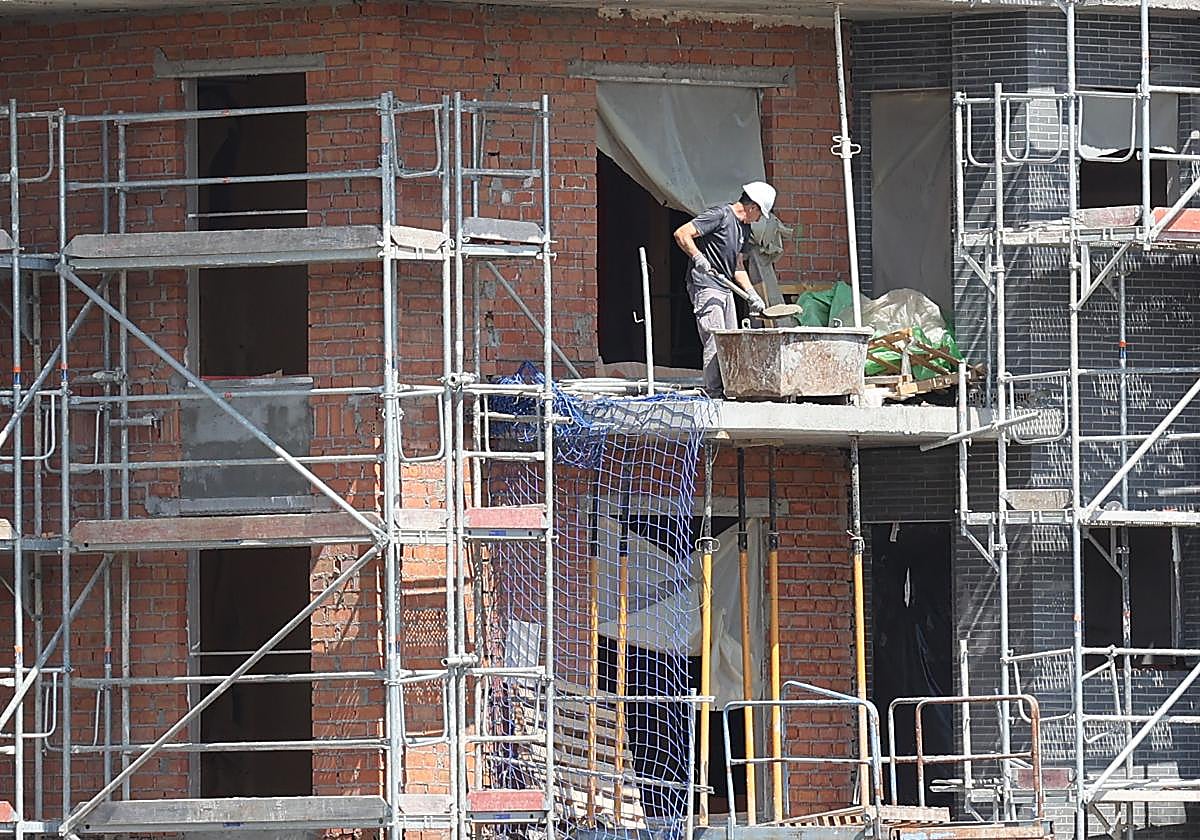 Imagen de un bloque de viviendas en construcción