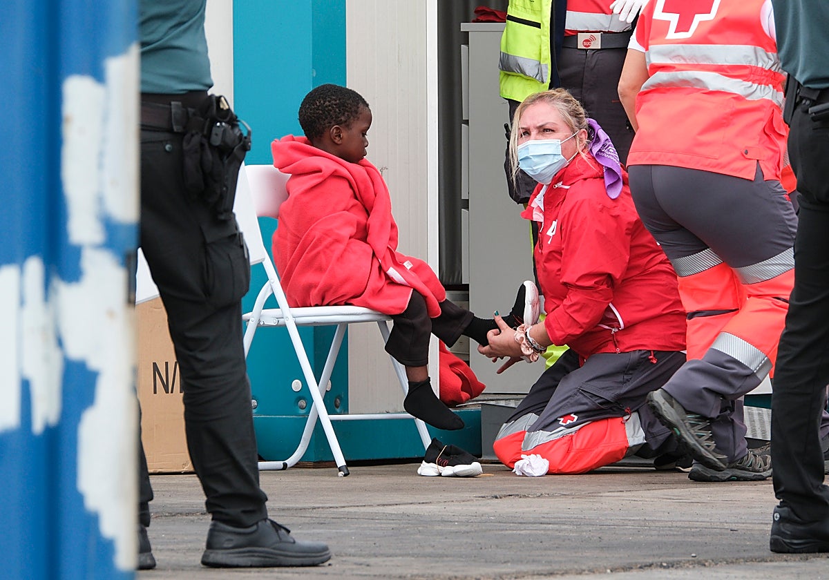 La Cruz Roja atiende a un menor en el puerto de La Restinga (El Hierro)