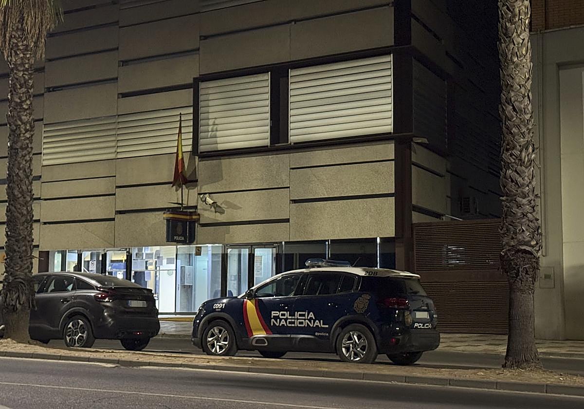 Dotaciones policiales frente a la comisaría de Don Benito (Badajoz)