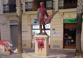 Vandalizan la escultura de Enrique Ponce en su pueblo con pintura roja