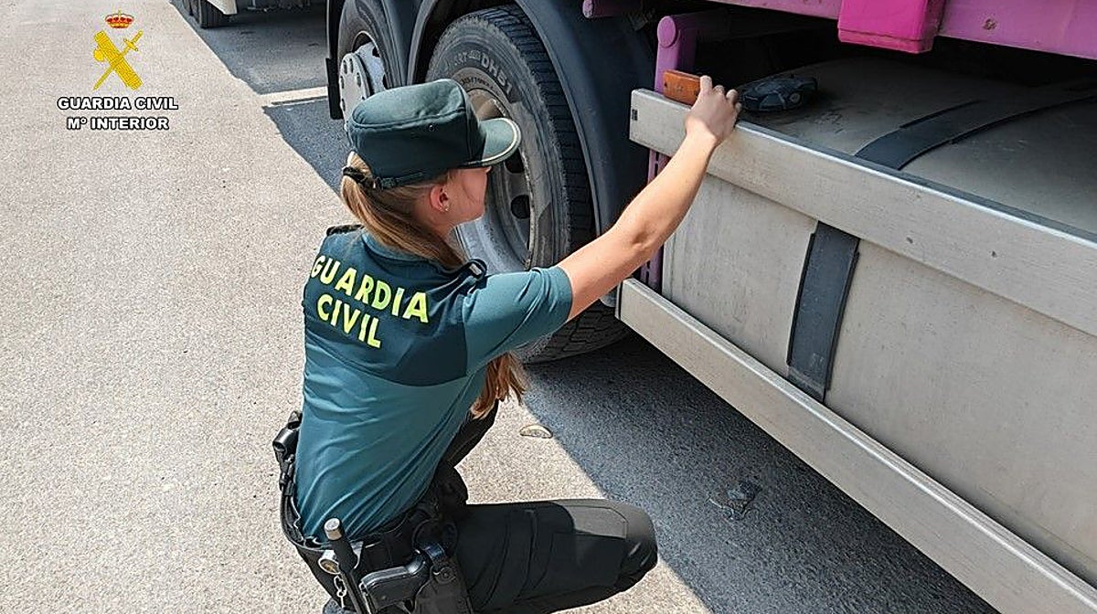 Imagen del tapón del depósito inutilizado tras haber sido roto para el robo del gasoil