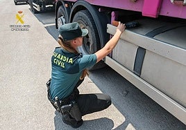 Así rompió un hombre el depósito de un camión para robar 350 litros de gasoil en Alicante