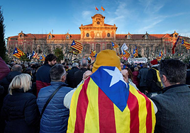 Instan a Rull a cumplir con la normativa y exhibir la bandera de España en el Parlamento de Cataluña