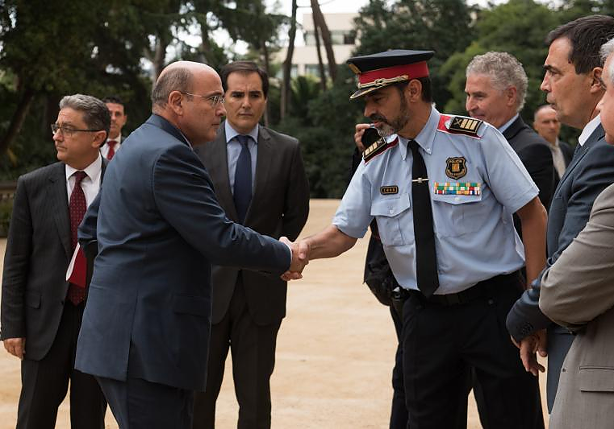 Diego Pérez de los Cobos y Josep Lluís Trapero se saludan antes de la Junta de Seguridad de Cataluña, unos días antes de la celebración del referéndum ilegal de 2017, para coordinar la actuación de las policías y cumplir las órdenes judiciales