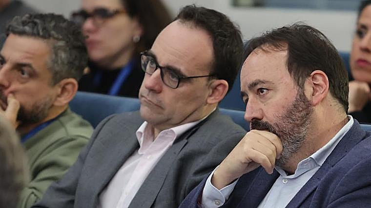 En la imagen, en el centro, con gafas, Ángel Alonso