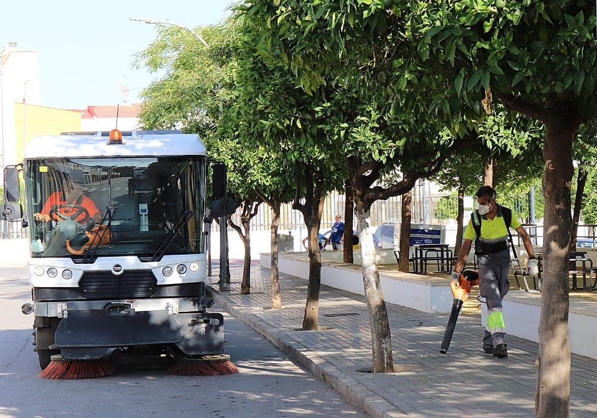 Operarios realiznado tareas de limpieza en una calle de Lucena