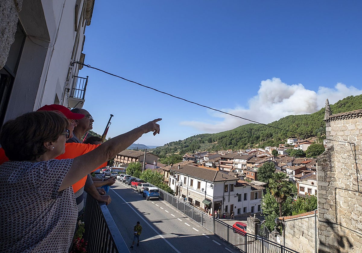 Vecinos de Cuevas del Valle miran desde sus casas el incendio de Mombeltrán