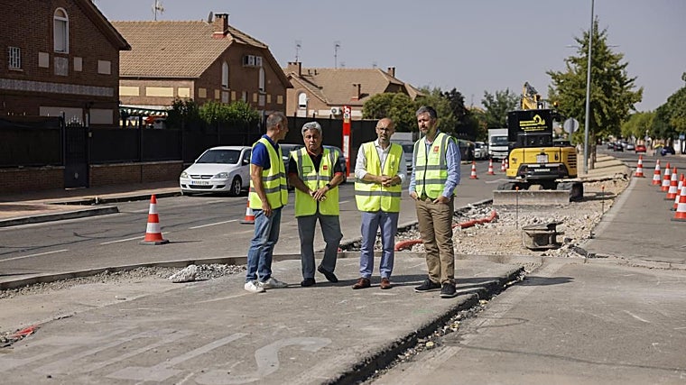 El consejero García Martín en su visita a Meco, donde anunció la inversión para renovar el pavimento de más de mil calles