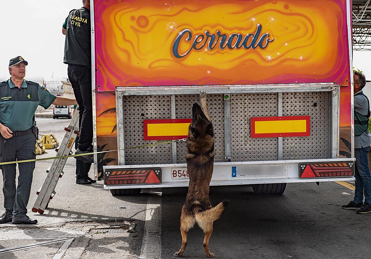 La Guardia Civil intercepta a un menor marroquí escondido en el interior de una atracción en Ceuta
