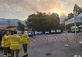 El incendio de Tarifa moviliza dos aviones y helicópteros y obliga a desalojar a 1.500 personas