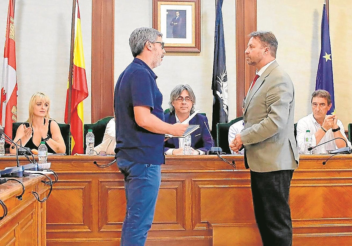 Antonio Cámara toma posesión como alcalde, con el saliente, Luis Francisco Martín, todavía en el sillón de mando