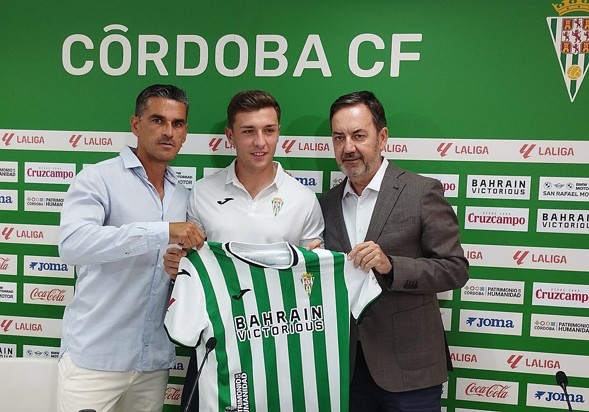 Alberto del Moral junto a Juanito y Monterrubio en su presentación con el Córdoba CF