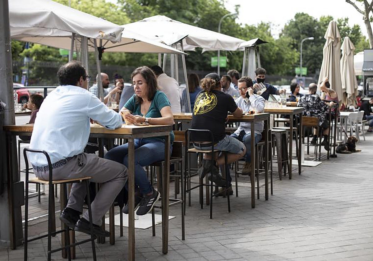 Imagen de archivo (2021) de una zona de terrazas de la avenida Menández Pelayo