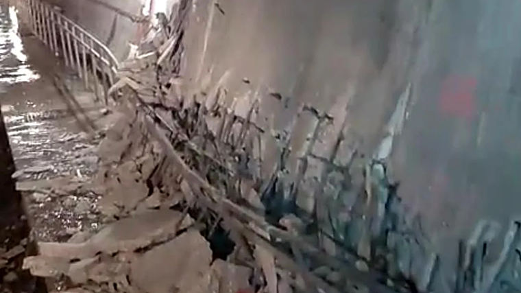 Imagen de los restos desprendidos de la bóveda del túnel del AVE en el Valle de Abdalajís