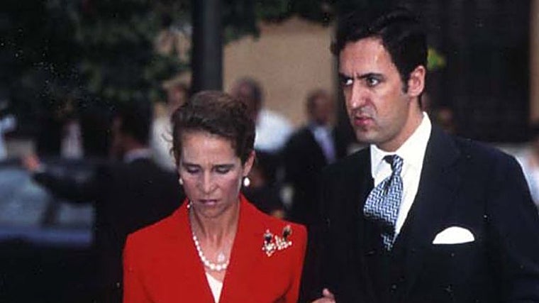 La Infanta Elena con los famosos broches Moretti de la casa de Nardi