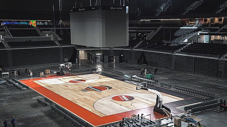 El Roig Arena ya luce su nueva pista con los colores del Valencia Basket