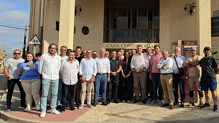 Alcaldes de municipios con sobrepoblación de jabalíes, junto al conseller Vicente Martínez Mus, en la presentación de la nueva normativa de caza