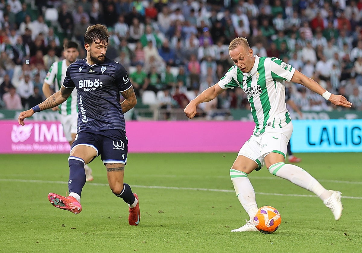 Obolskii disparando a portería en el último Córdoba CF - Cádiz CF