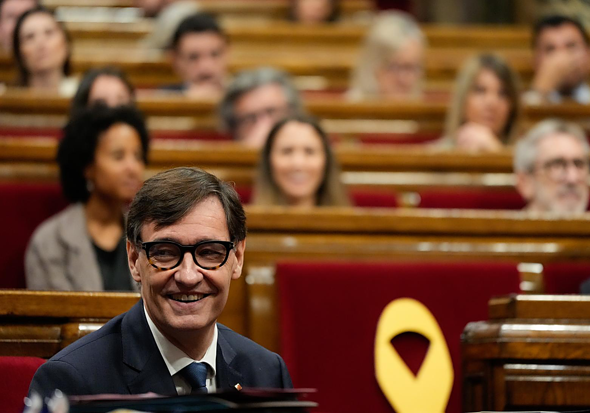 Salvador Illa, presidente de la Generalitat de Cataluña, en el Parlament, durante el pleno de finales de julio