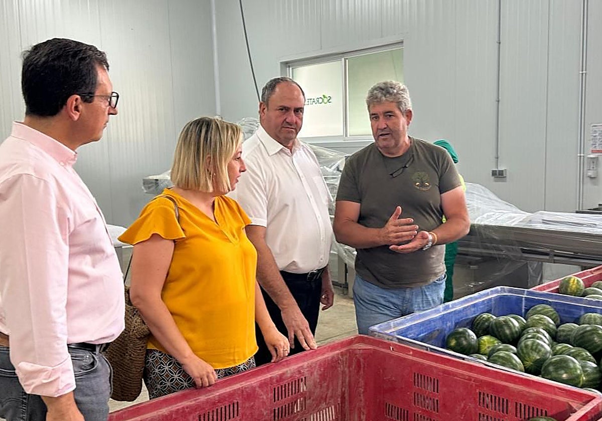 El consejero de Agricultura a la empresa Sócrates Hortícola S.L. en Camuñas