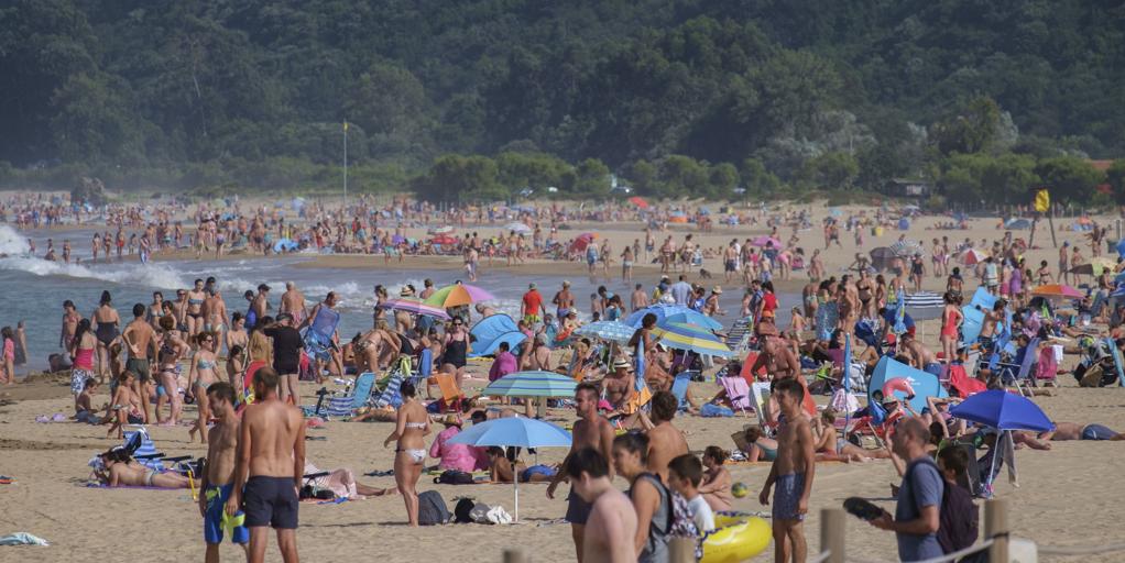 El pueblo de Cantabria que muchos comparan ya con Benidorm por la llegada masiva de turistas: dónde está y cómo llegar