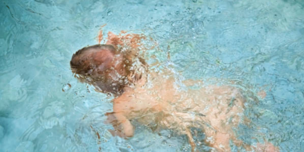 Una niña de 5 años, en estado grave tras sufrir un ahogamiento en la piscina de un complejo turístico en Pájara