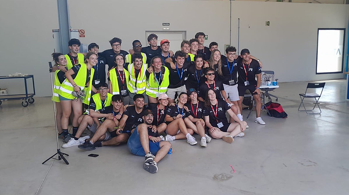 Imagen del equipo Faraday Rocketry UPV que ha fabricado el cohete sonda 'Rompetechos'